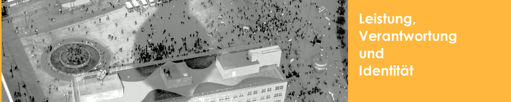 Verfremdetes SW-Foto von Schatten des Fernsehturms auf dem Alexanderplatz, daneben Schriftzug "Leistung, Verantwortung und Identität"